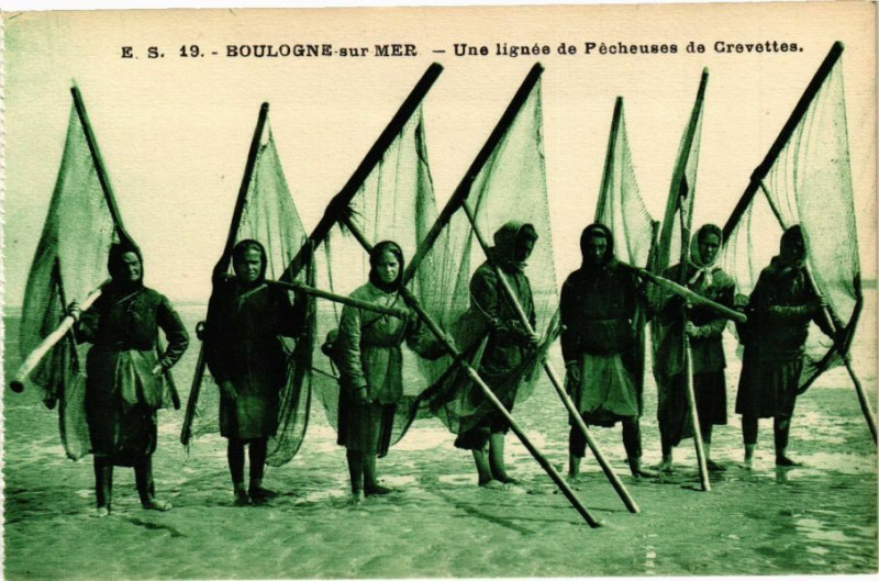 Carte postale ancienne Boulogne-sur-Mer - Une lignée de Pécheuses de Crevettes à Boulogne-sur-Mer