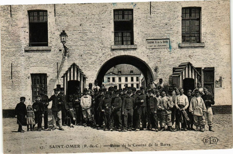 Carte postale ancienne Saint-Omer - Porte de la Caserne de la Barre à Saint-Omer