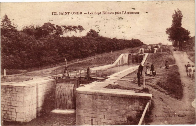 Carte postale ancienne Saint-Omer - Les Sept Ecluses pres l'Ascenceur à Saint-Omer