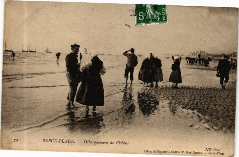 Carte postale ancienne Paris-Plage - Débarquement de Pichons