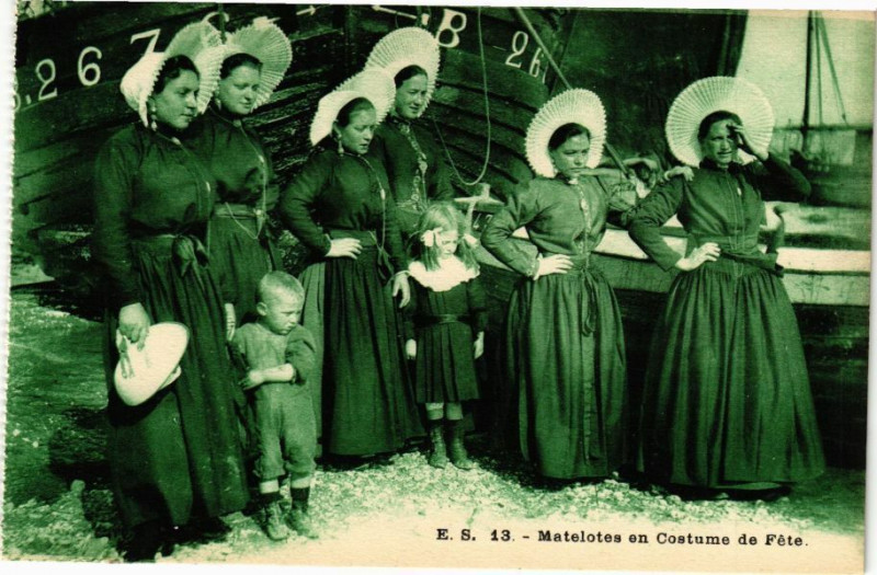 Carte postale ancienne Matelotes en Costume de Féte