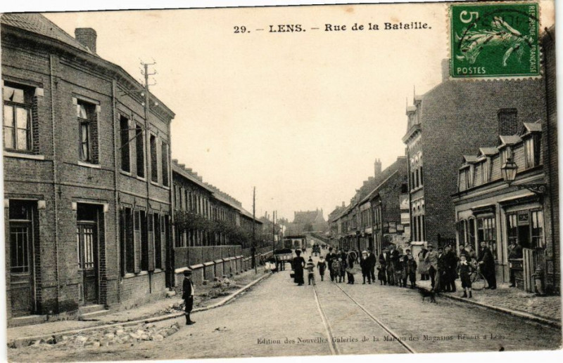 Carte postale ancienne Lens - Rue de la Bataille à Lens