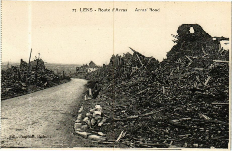 Carte postale ancienne Lens - Route d'Arras à Lens
