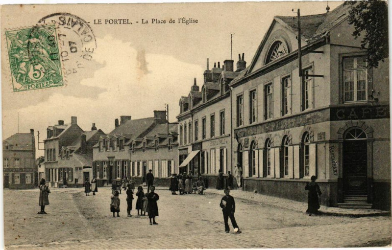 Carte postale ancienne Le Portel - La Place de l'Eglise au Portel
