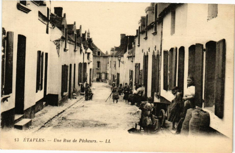 Carte postale ancienne Etaples - Une Rue de Pécheurs à Étaples
