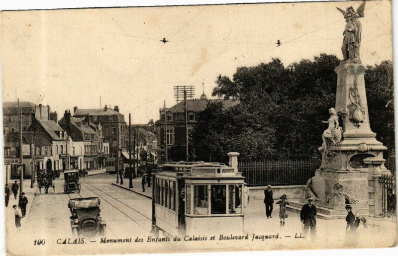 Carte postale ancienne Calais - Monument des Enfants du Calaisis et Boulevard Jacquard à Calais