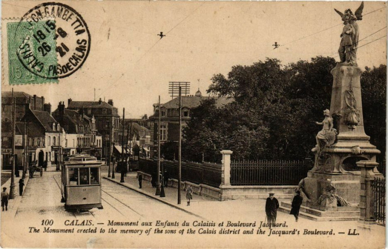 Carte postale ancienne Calais - Monument aux Enfants du Calaisis et Boulevard Jacquard à Calais