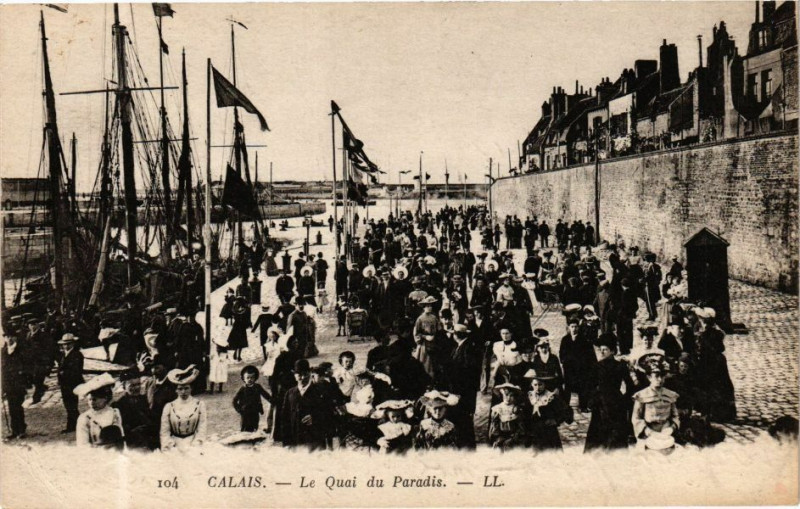 Carte postale ancienne Calais - Le Quai du Paradis à Calais