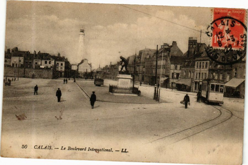 Carte postale ancienne Calais - Le Boulevard International à Calais