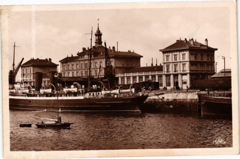 Carte postale ancienne Calais - La Gare Maritime à Calais