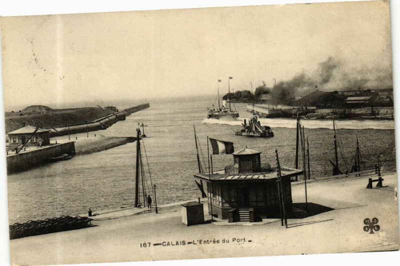 Carte postale ancienne Calais - L'Entrée du Port à Calais