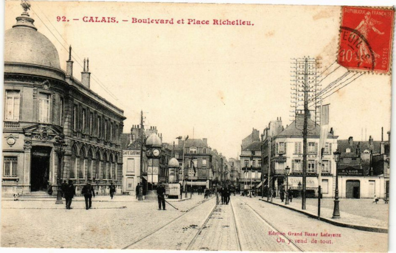 Carte postale ancienne Calais - Boulevard et Place Richelieu à Calais