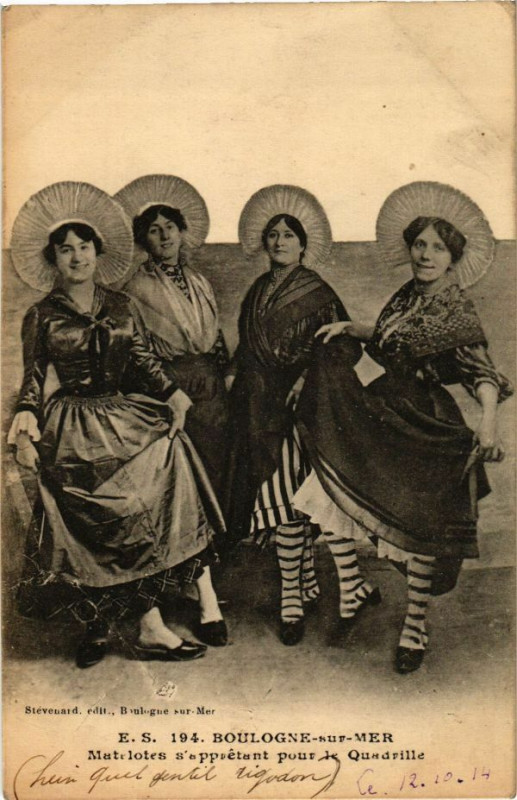 Carte postale ancienne Boulogne-sur-Mer - Matelotes s'apprétant pour le Quadrille à Boulogne-sur-Mer