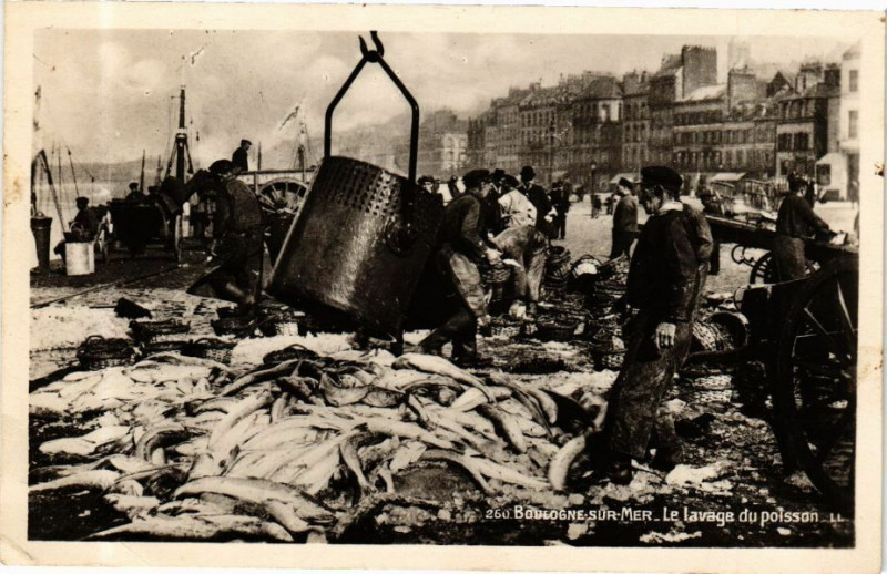 Carte postale ancienne Boulogne-sur-Mer - Le lavage du poisson à Boulogne-sur-Mer