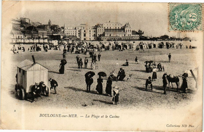 Carte postale ancienne Boulogne-sur-Mer - La Plage et le Casino à Boulogne-sur-Mer