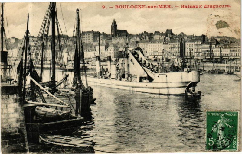 Carte postale ancienne Boulogne-sur-Mer - Bateaux dragueurs à Boulogne-sur-Mer
