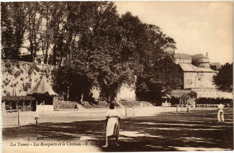 Carte postale ancienne Boulogne-sur-Mer - Les Tennis-Les Remparts et le Chateau à Boulogne-sur-Mer