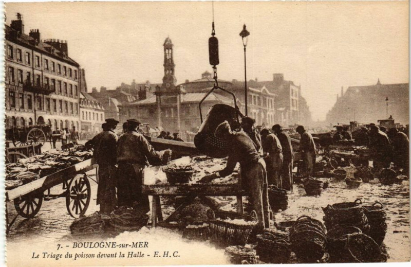 Carte postale ancienne Boulogne-sur-Mer - Le Triage du poisson devant la Halle à Boulogne-sur-Mer