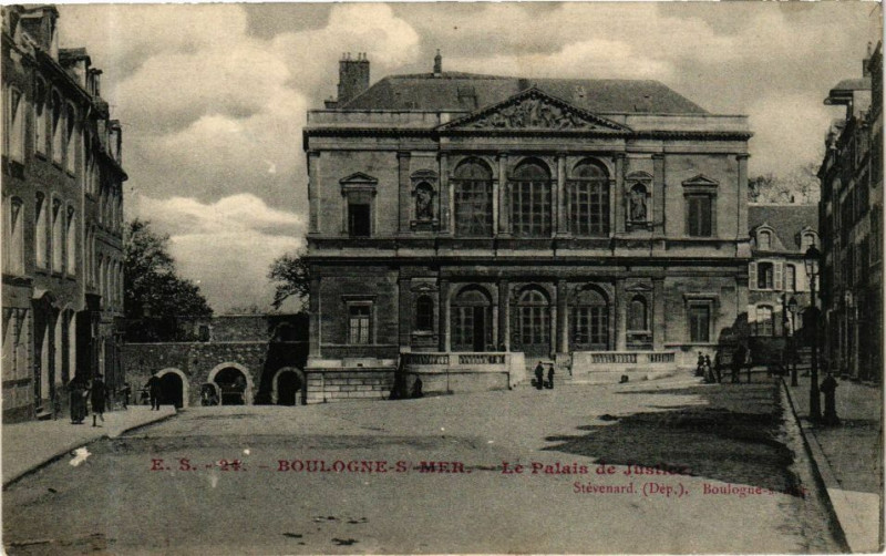Carte postale ancienne Boulogne-sur-Mer - Le Palais de Justice à Boulogne-sur-Mer