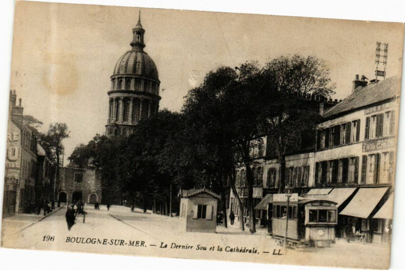 Carte postale ancienne Boulogne-sur-Mer - Le Dernier Sou et la Cathédrale à Boulogne-sur-Mer