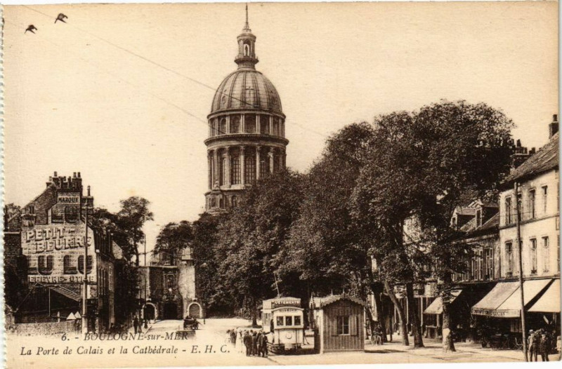 Carte postale ancienne Boulogne-sur-Mer - La Porte de Calais et la Cathédrale à Boulogne-sur-Mer