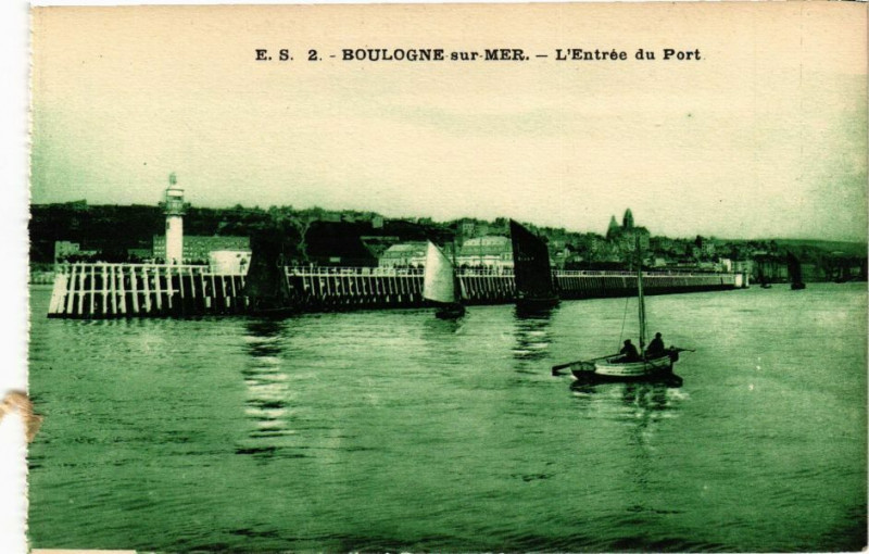 Carte postale ancienne Boulogne-sur-Mer - L'Entrée du Port à Boulogne-sur-Mer