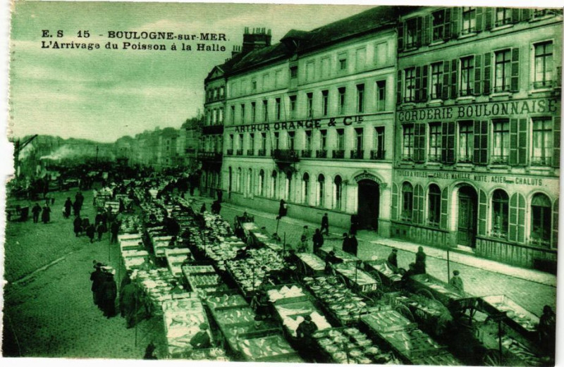 Carte postale ancienne Boulogne-sur-Mer - L'Arrivage du Poisson a la Halle à Boulogne-sur-Mer