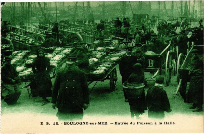 Carte postale ancienne Boulogne-sur-Mer - Entrée du Poisson a la Halle à Boulogne-sur-Mer