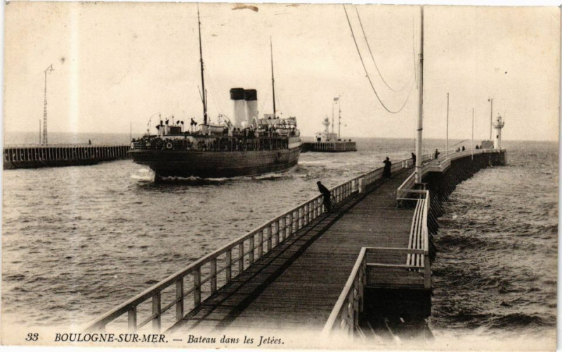 Carte postale ancienne Boulogne-sur-Mer - Bateau dans les Jetées à Boulogne-sur-Mer