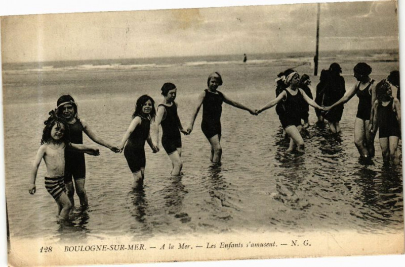 Carte postale ancienne Boulogne-sur-Mer - A la Mer-Les Enfants s'amusent à Boulogne-sur-Mer