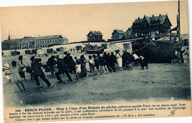 Carte postale ancienne Berck-Plage - Mise a l'eau d'un Bateau de péche à Berck