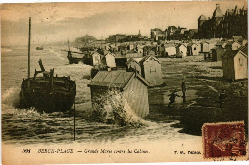 Carte postale ancienne Berck-Plage - Grande Marée contre les Cabines à Berck