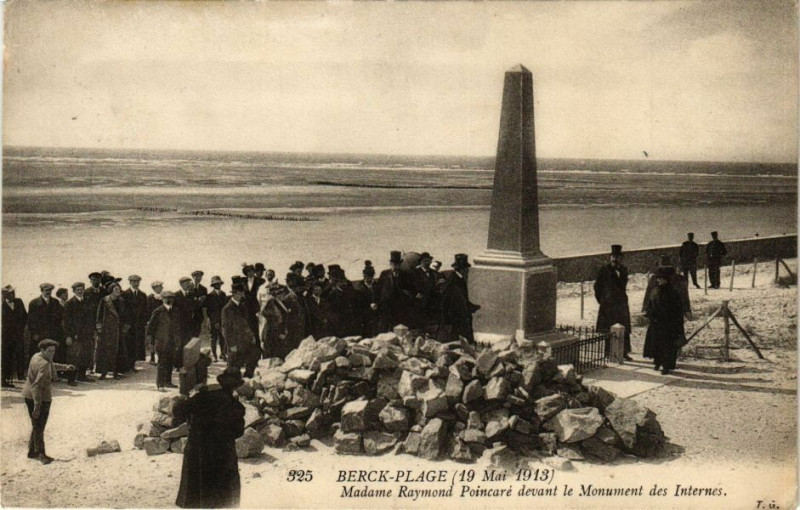Carte postale ancienne Berck-Plage Madame Raymond Poincaré devant le Monument à Berck