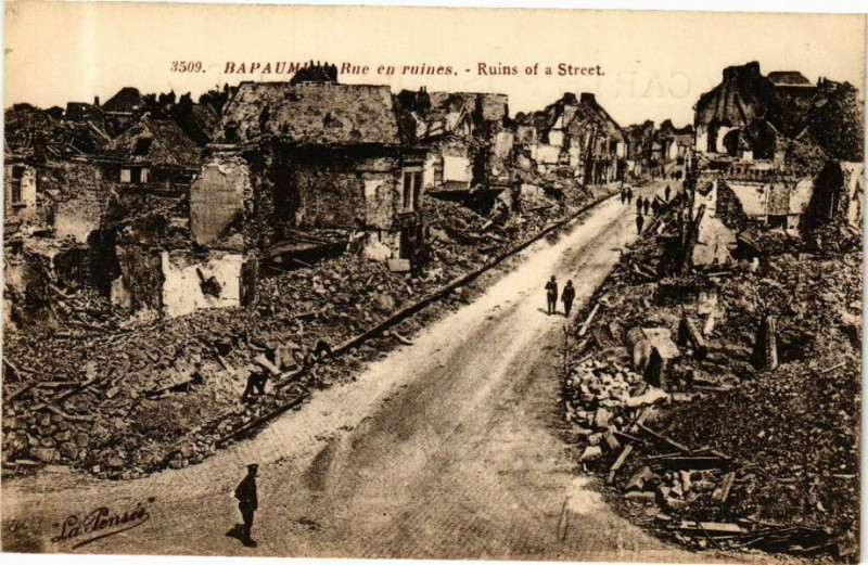 Carte postale ancienne Bapaume - Rue en ruines à Bapaume