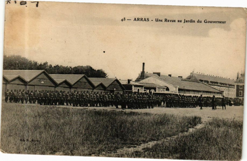 Carte postale ancienne Arras - Une Revue au Jardin du Gouverneur à Arras