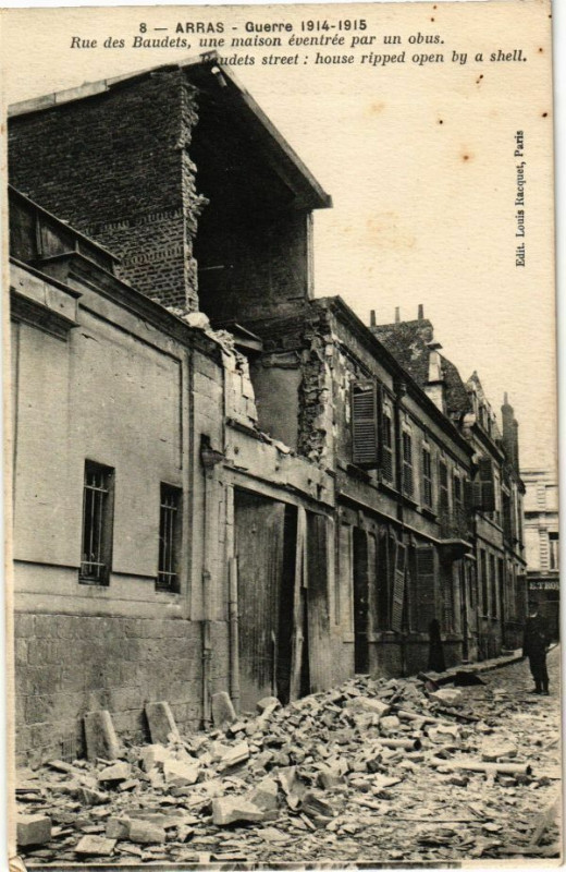 Carte postale ancienne Arras - Guerre Rue des Baudets une maison éventrée par un obus à Arras