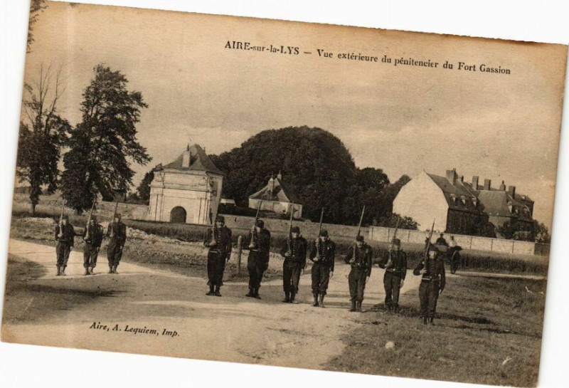 Carte postale ancienne Aire-sur-la-Lys - Vue extérieure du péniteneier du Fort Gassion à Aire-sur-la-Lys
