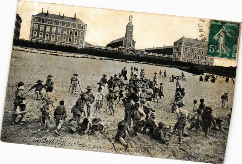 Carte postale ancienne Ed. Aqua 1773 Berck-Plage Les Enfants devant l'Hopital maritime à Berck
