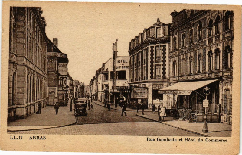Carte postale ancienne Arras - Rue gambnetta et hotel du commerce à Arras