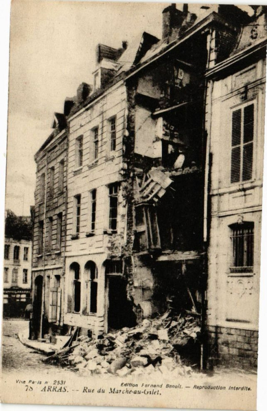 Carte postale ancienne Arras - Rue du Marché au gilet à Arras