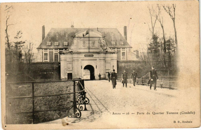 Carte postale ancienne Arras - Porte du quartier à Arras