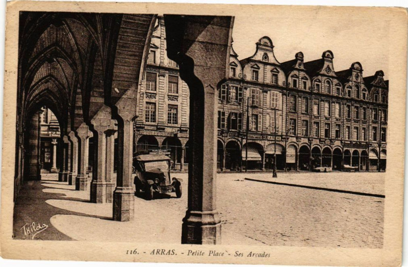 Carte postale ancienne Arras - Pelite place - Ses arcades à Arras