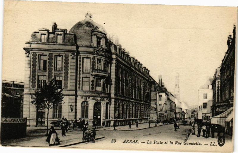 Carte postale ancienne Arras - La Poste et la rue gambetta à Arras