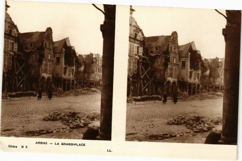 Carte postale ancienne Arras - La grandplace à Arras