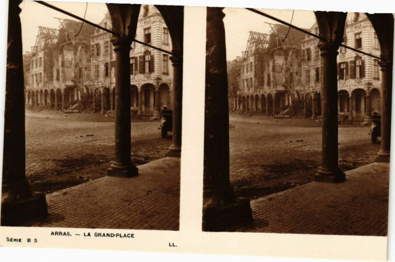 Carte postale ancienne Arras - La grandplace à Arras