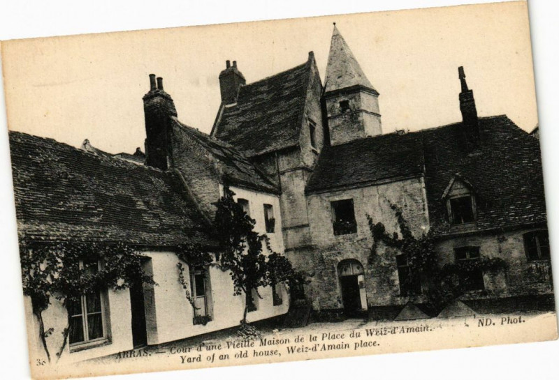 Carte postale ancienne Arras - Cour d'une vieitte maison à Arras