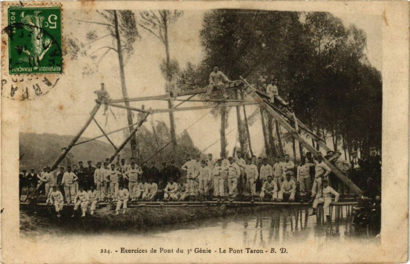 Carte postale ancienne Exercise de pont du genie - Le pont taron