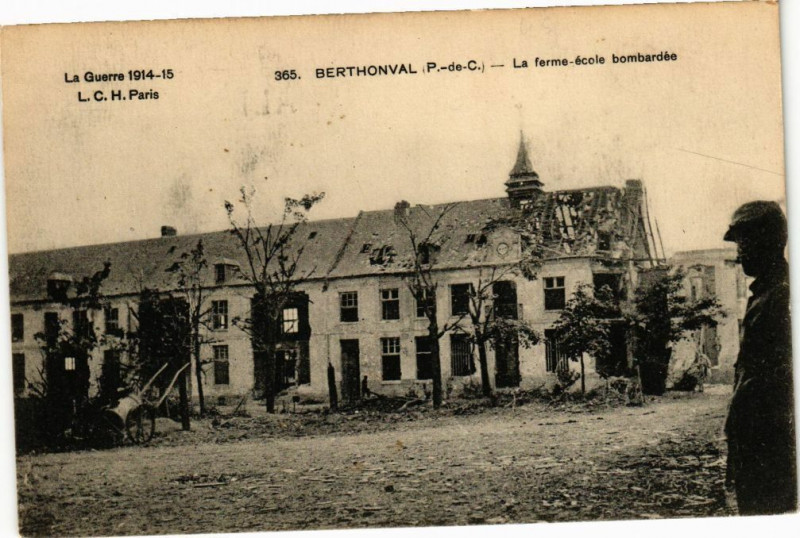Carte postale ancienne Berthonval - La ferme Ecole bombardee