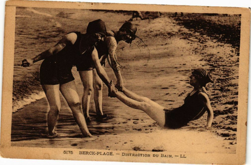 Carte postale ancienne Berck-Plage - Distraction du bain à Berck
