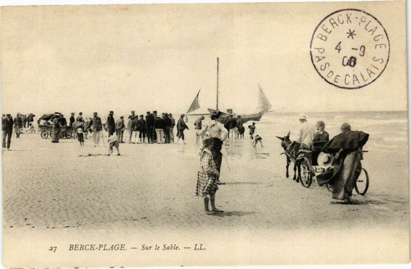Carte postale ancienne Berck-Plage - Sur le sable à Berck